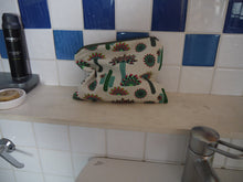Load image into Gallery viewer, Cactus Print Zippered Pouch