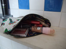 Load image into Gallery viewer, Cactus Print Zippered Pouch