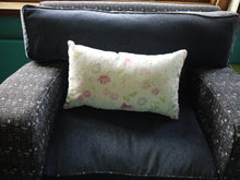 Load image into Gallery viewer, Simple floral Couch Pillow
